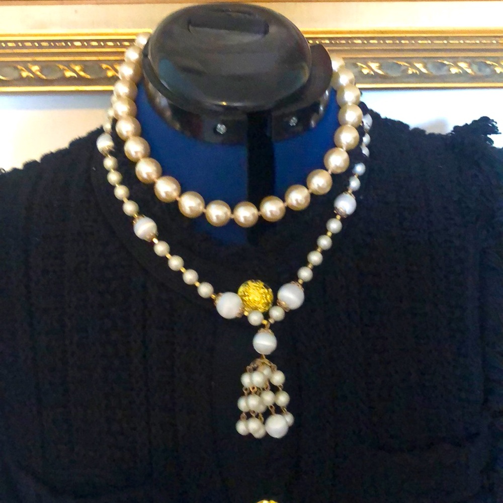 Pearls faux set of 2 : 8” choker and 12” with 3” ornate dangle
